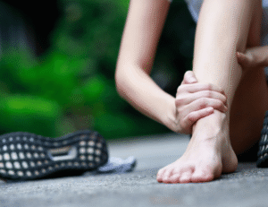 A woman pressing her leg due to pain